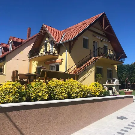 Laura-haus Апартаменты Вонярцвашхедь