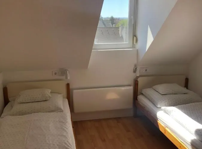 Laura-haus * פוניארצוושהג'